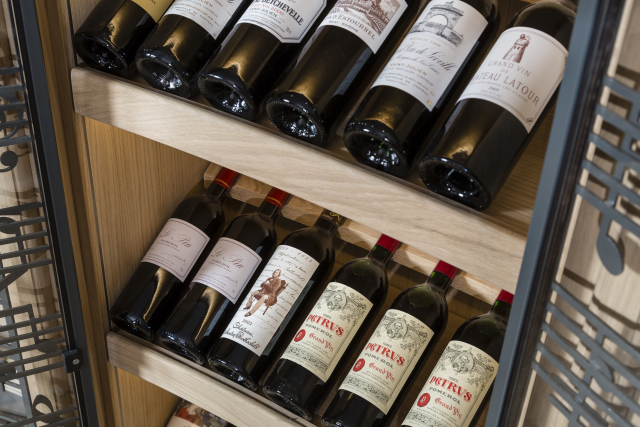 Bouteilles de vin à l'oenothèque de la Villa Gallici, hôtel 5 étoiles à Aix-en-Provence