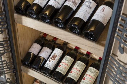 Bouteilles de vin de l'oenothèque de la Villa Gallici à Aix en Provence
