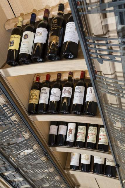 Bouteilles de vin de l'enothèque de la Villa Gallici, hôtel 5 étoiles à Aix-en-Provence