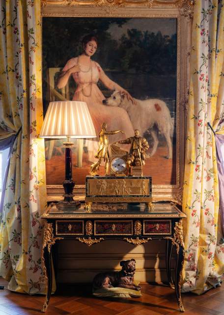 Salon avec table et tableau à la Villa Gallici, hôtel 5 étoiles à Aix-en-Provence
