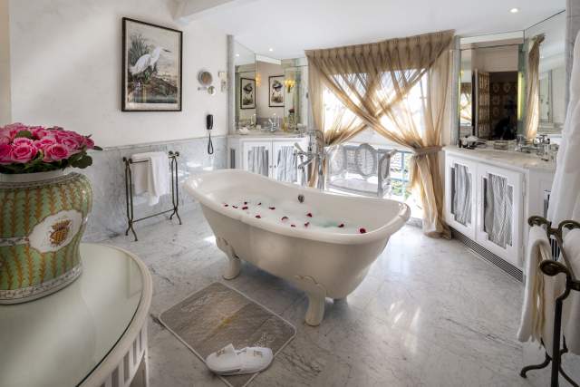 salle de bain avec baignoire dans une chambre de la Villa Gallici, hôtel 5 étoiles à Aix-en-Provence